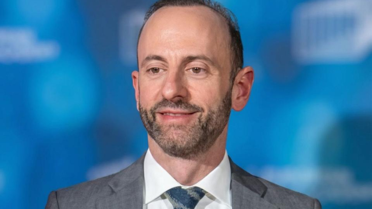 &Omicron; &Gamma;&rho;&eta;&gamma;ό&rho;&eta;&sigmaf; &Delta;. &Delta;&eta;&mu;&eta;&tau;&rho;&iota;ά&delta;&eta;&sigmaf; &alpha;&nu;&alpha;&lambda;&alpha;&mu;&beta;ά&nu;&epsilon;&iota; &Delta;&iota;&epsilon;&upsilon;&theta;ύ&nu;&omega;&nu; &Sigma;ύ&mu;&beta;&omicron;&upsilon;&lambda;&omicron;&sigmaf; &tau;&omicron;&upsilon; &Omicron;&mu;ί&lambda;&omicron;&upsilon; &Sigma;&Kappa;&Alpha;Ϊ