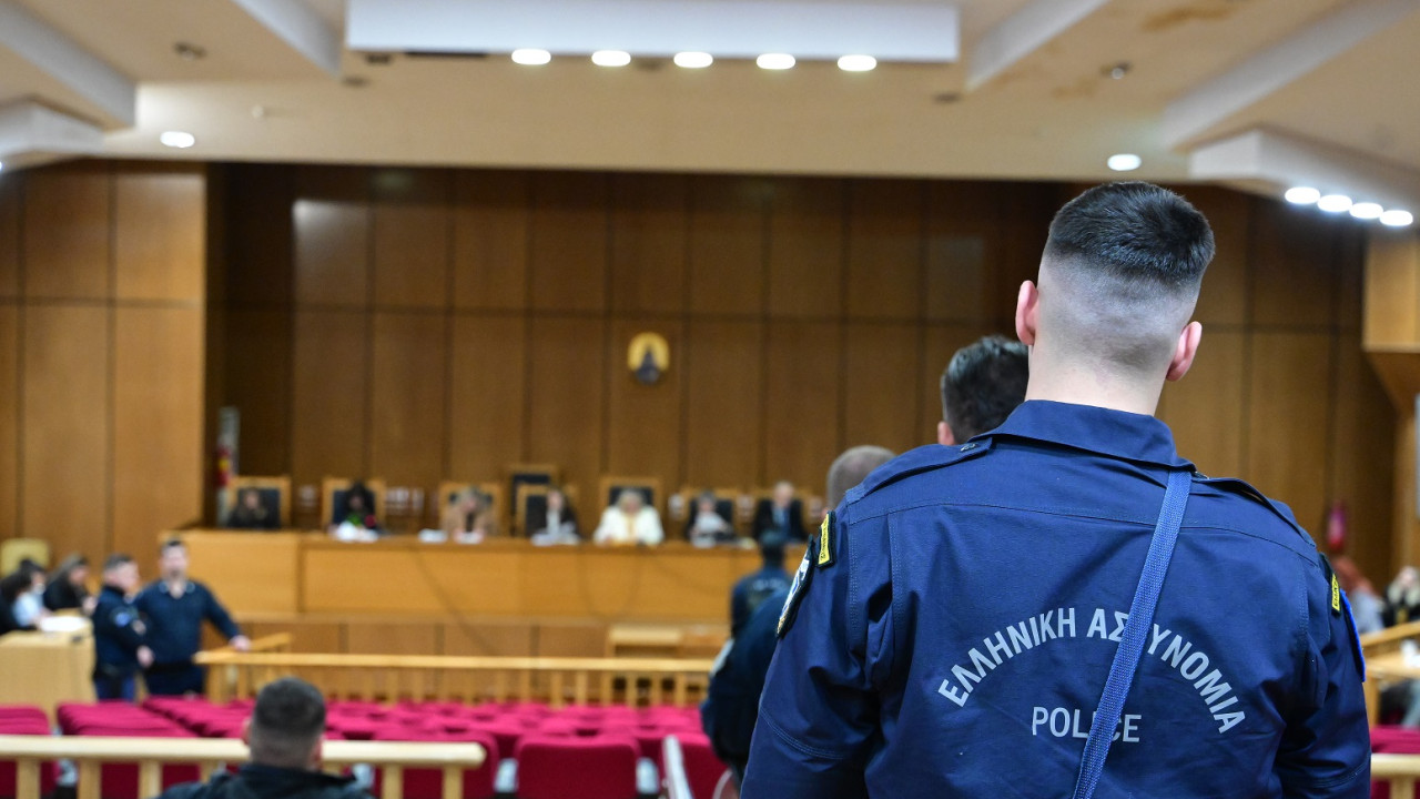 ΔΙΚΗ ΧΡΥΣΗΣ ΑΥΓΗΣ: ΠΟΙΝΕΣ 13 ΕΤΩΝ ΣΤΟ ΔΙΕΥΘΥΝΤΗΡΙΟ – ΙΣΟΒΙΑ ΣΤΟΝ ΡΟΥΠΑΚΙΑ