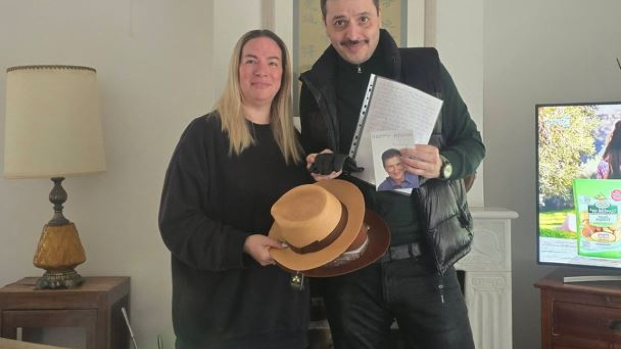 &Eta; &omicron;&iota;&kappa;&omicron;&gamma;έ&nu;&epsilon;&iota;&alpha; &tau;&omicron;&upsilon; &Chi;ά&rho;&rho;&upsilon; &Kappa;&lambda;&upsilon;&nu;&nu; &delta;ώ&rho;&iota;&sigma;&epsilon; &pi;&rho;&omicron;&sigma;&omega;&pi;&iota;&kappa;ά &tau;&omicron;&upsilon; &alpha;&nu;&tau;&iota;&kappa;&epsilon;ί&mu;&epsilon;&nu;&alpha; &sigma;&tau;&omicron;&nu; &Alpha;&lambda;έ&xi;&alpha;&nu;&delta;&rho;&omicron; &Tau;&sigma;&omicron;&upsilon;&beta;έ&lambda;&alpha;