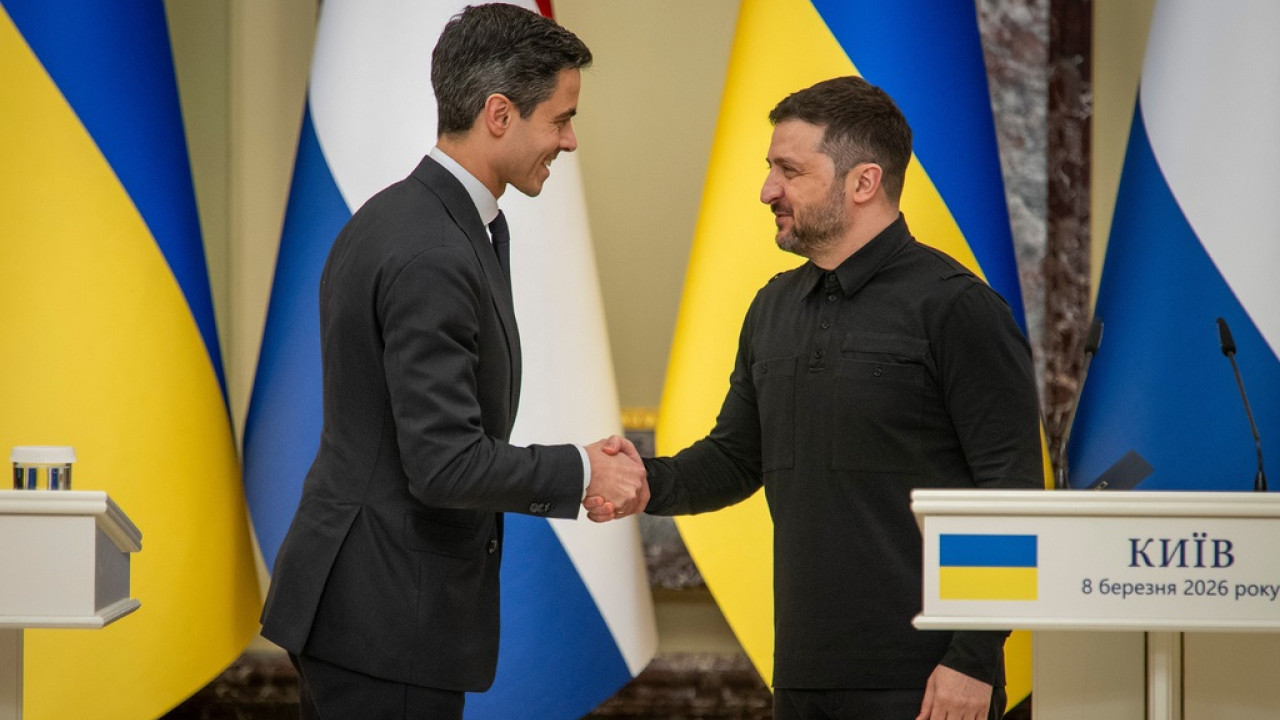 ΤΗΝ ΚΟΙΝΗ ΠΑΡΑΓΩΓΗ ΟΠΛΩΝ ΣΥΖΗΤΗΣΕ O ΖΕΛΕΝΣΚΙ ΜΕ ΤΟΝ ΟΛΛΑΝΔΟ ΠΡΩΘΥΠΟΥΡΓΟ ΓΕΤΕΝ