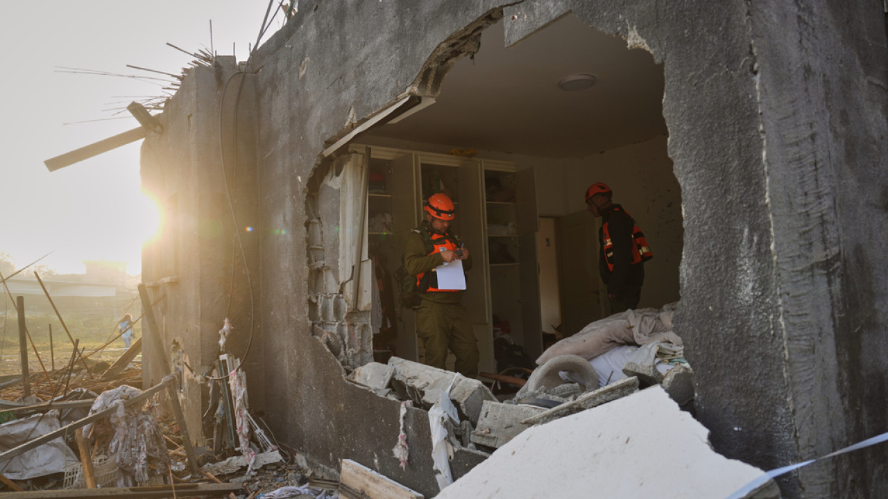 &Sigma;&upsilon;&gamma;&kappa;&rho;&omicron;ύ&sigma;&epsilon;&iota;&sigmaf; &delta;ί&chi;&omega;&sigmaf; &tau;έ&lambda;&omicron;&sigmaf; &sigma;&tau;&eta; &Mu;έ&sigma;&eta; &Alpha;&nu;&alpha;&tau;&omicron;&lambda;ή - &Omicron; &Tau;&rho;&alpha;&mu;&pi; &pi;&rho;&omicron;&alpha;&nu;&alpha;&gamma;&gamma;έ&lambda;&lambda;&epsilon;&iota; &mu;&epsilon;&gamma;ά&lambda;&omicron; &chi;&tau;ύ&pi;&eta;&mu;&alpha;