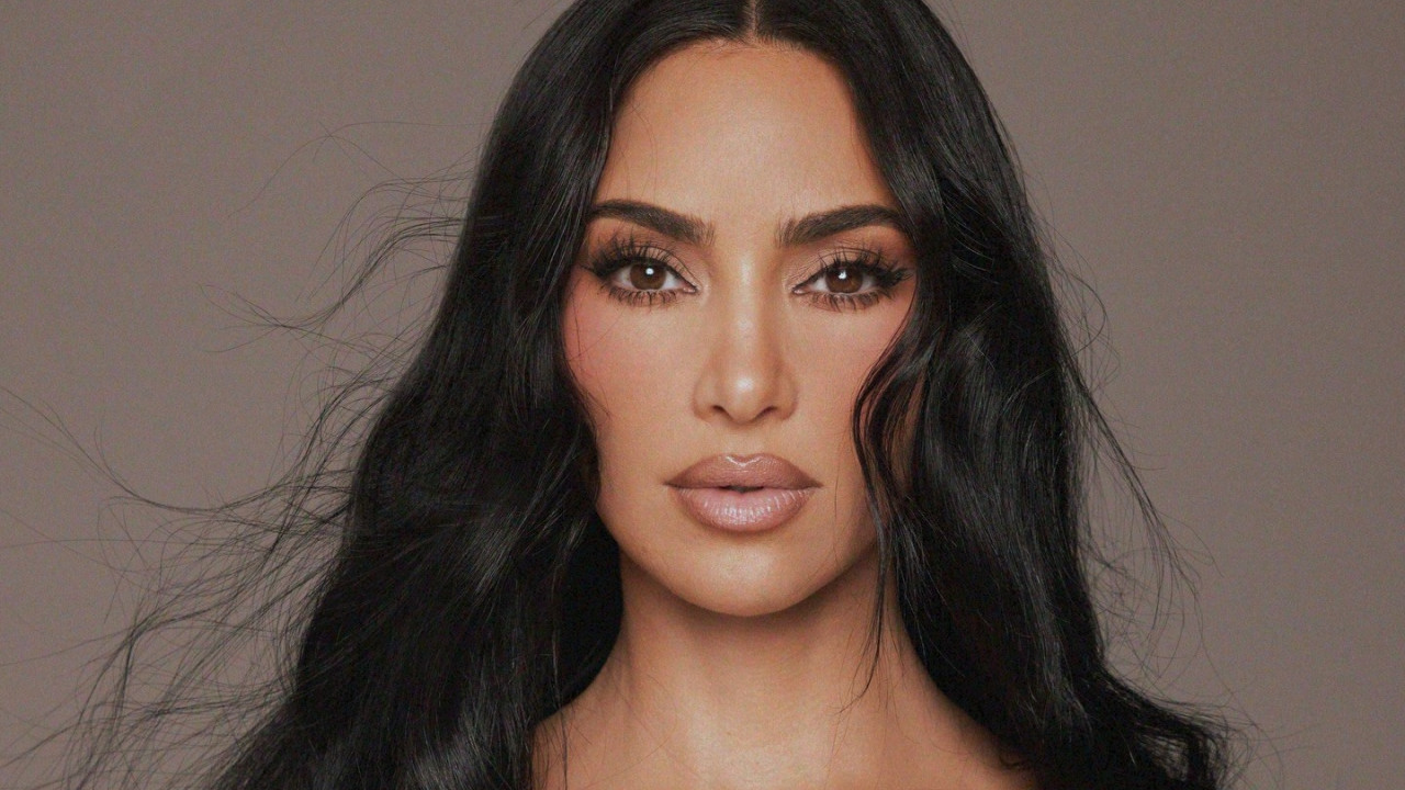 &Kappa;&iota;&mu; &Kappa;&alpha;&rho;&nu;&tau;ά&sigma;&iota;&alpha;&nu;: To &mu;&upsilon;&sigma;&tau;&iota;&kappa;ό &pi;ί&sigma;&omega; &alpha;&pi;ό &tau;&iota;&sigmaf; &delta;&iota;ά&sigma;&eta;&mu;&epsilon;&sigmaf; &kappa;&alpha;&mu;&pi;ύ&lambda;&epsilon;&sigmaf; &tau;&eta;&sigmaf;