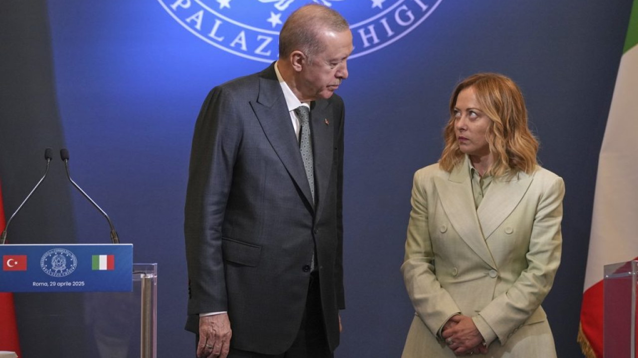 &Tau;&eta;&lambda;&epsilon;&phi;&omega;&nu;&iota;&kappa;ή &epsilon;&pi;&iota;&kappa;&omicron;&iota;&nu;&omega;&nu;ί&alpha; &Mu;&epsilon;&lambda;ό&nu;&iota; &ndash; &Epsilon;&rho;&nu;&tau;&omicron;&gamma;ά&nu; &gamma;&iota;&alpha; &tau;&eta; &sigma;ύ&gamma;&kappa;&rho;&omicron;&upsilon;&sigma;&eta; &sigma;&tau;&eta; &Mu;έ&sigma;&eta; &Alpha;&nu;&alpha;&tau;&omicron;&lambda;ή &kappa;&alpha;&iota; &tau;&omicron;&nu; &pi;&alpha;&gamma;&kappa;ό&sigma;&mu;&iota;&omicron; &alpha;&nu;&tau;ί&kappa;&tau;&upsilon;&pi;&omicron;