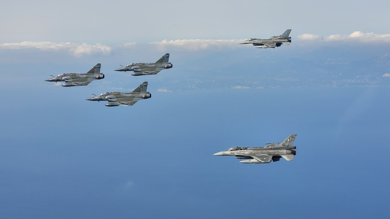 &laquo;&Epsilon;&nu;&omega;&mu;έ&nu;&omicron;&iota; &kappa;&alpha;&iota; &alpha;&phi;&omicron;&sigma;&iota;&omega;&mu;έ&nu;&omicron;&iota; &epsilon;&tau;&alpha;ί&rho;&omicron;&iota;&raquo;: &Eta; &Gamma;&alpha;&lambda;&lambda;ί&alpha; &alpha;&nu;ή&rho;&tau;&eta;&sigma;&epsilon; &phi;&omega;&tau;&omicron;&gamma;&rho;&alpha;&phi;ί&epsilon;&sigmaf; &tau;&eta;&sigmaf; ά&sigma;&kappa;&eta;&sigma;&eta;&sigmaf; &laquo;&Eta;&nu;ί&omicron;&chi;&omicron;&sigmaf; 2026&raquo;