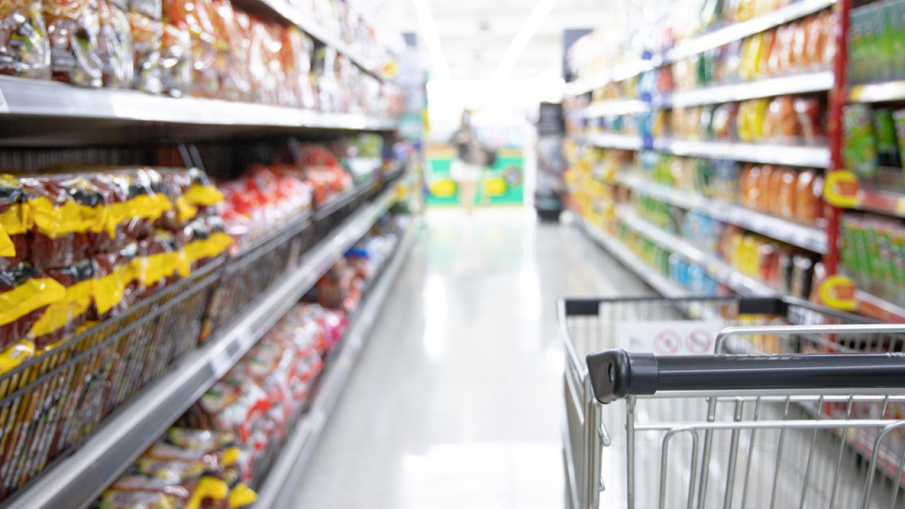 ΚΥΠΡΟΣ: ΑΔΕΙΑΖΟΥΝ ΤΑ ΡΑΦΙΑ ΣΤΑ ΣΟΥΠΕΡ ΜΑΡΚΕΤ - ΟΥΡΕΣ ΣΤΑ ΠΡΑΤΗΡΙΑ