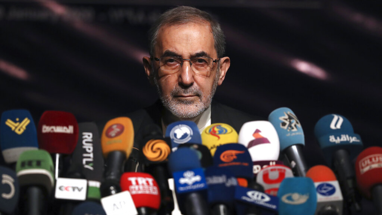 ΤΟ ΣΚΙΤΣΟ ΜΕ ΤΟΝ ΜΟΤΖΤΑΜΠΑ ΧΑΜΕΝΕΐ ΝΑ ΠΑΙΡΝΕΙ ΤΗ ΣΚΥΤΑΛΗ ΑΠΟ ΤΟΝ ΠΑΤΕΡΑ ΤΟΥ ΠΟΥ ΑΝΗΡΤΗΣΕ Ο ΒΕΛΑΓΙΑΤΙ