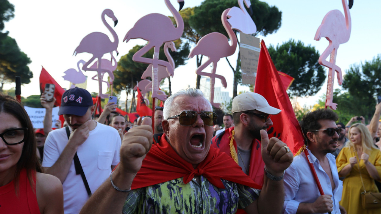 &Alpha;&mu;&epsilon;&tau;&alpha;&kappa;ί&nu;&eta;&tau;&omicron;&sigmaf; &omicron; &Rho;ά&mu;&alpha; &pi;&alpha;&rho;ά &tau;&iota;&sigmaf; &alpha;&nu;&tau;&iota;&delta;&rho;ά&sigma;&epsilon;&iota;&sigmaf;: &laquo;&Theta;&alpha; &kappa;ά&nu;&omicron;&upsilon;&mu;&epsilon; &tau;&eta;&nu; &Alpha;&lambda;&beta;&alpha;&nu;ί&alpha; &kappa;&omicron;&rho;&upsilon;&phi;&alpha;ί&omicron; &tau;&omicron;&upsilon;&rho;&iota;&sigma;&tau;&iota;&kappa;ό &pi;&rho;&omicron;&omicron;&rho;&iota;&sigma;&mu;ό&raquo;