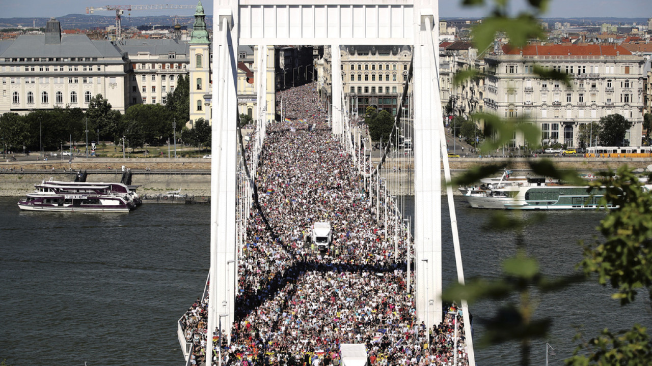 Budapest Pride: &Chi;&iota;&lambda;&iota;ά&delta;&epsilon;&sigmaf; &sigma;&tau;&eta;&nu; &pi;&rho;ώ&tau;&eta; &pi;&omicron;&rho;&epsilon;ί&alpha; &tau;&eta;&sigmaf; &Lambda;&Omicron;&Alpha;&Tau;&Kappa;&Iota;+ &kappa;&omicron;&iota;&nu;ό&tau;&eta;&tau;&alpha;&sigmaf; &mu;&epsilon;&tau;ά &tau;&eta;&nu; &alpha;&pi;&omicron;&mu;ά&kappa;&rho;&upsilon;&nu;&sigma;&eta; &tau;&omicron;&upsilon; Ό&rho;&mu;&pi;&alpha;&nu;