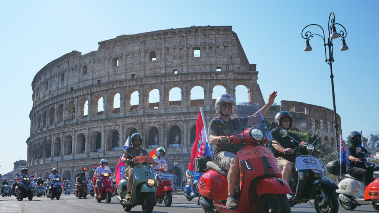&Eta; &gamma;&iota;&omicron;&rho;&tau;ή &tau;&eta;&sigmaf; Vespa: &Chi;&iota;&lambda;&iota;ά&delta;&epsilon;&sigmaf; &sigma;&tau;&omicron;&upsilon;&sigmaf; &delta;&rho;ό&mu;&omicron;&upsilon;&sigmaf; &tau;&eta;&sigmaf; &Rho;ώ&mu;&eta;&sigmaf; &gamma;&iota;&alpha; &tau;&eta;&nu; 80&eta; &epsilon;&pi;έ&tau;&epsilon;&iota;&omicron; &tau;&omicron;&upsilon; &sigma;&kappa;&omicron;ύ&tau;&epsilon;&rho; - &Delta;&epsilon;ί&tau;&epsilon; &beta;ί&nu;&tau;&epsilon;&omicron;