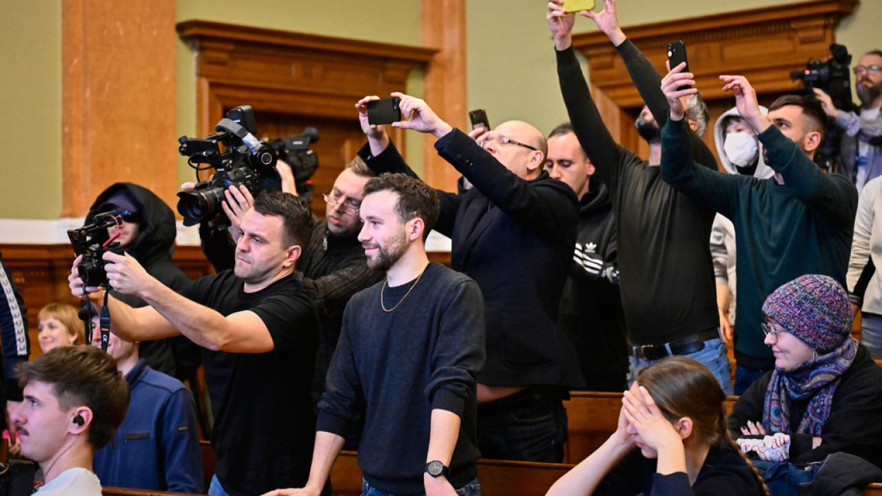 &Rho;&omega;&sigma;ί&alpha;: &Omicron; &alpha;&nu;&tau;&iota;&pi;&rho;ό&epsilon;&delta;&rho;&omicron;&sigmaf; &tau;&omicron;&upsilon; &phi;&iota;&lambda;&epsilon;&lambda;&epsilon;ύ&theta;&epsilon;&rho;&omicron;&upsilon; &kappa;ό&mu;&mu;&alpha;&tau;&omicron;&sigmaf; &laquo;&Gamma;&iota;ά&mu;&pi;&lambda;&alpha;&kappa;&omicron;&raquo; &kappa;&alpha;&tau;&alpha;&delta;&iota;&kappa;ά&sigma;&tau;&eta;&kappa;&epsilon; &sigma;&epsilon; &epsilon;&pi;&tau;ά &chi;&rho;ό&nu;&iota;&alpha; &phi;&upsilon;&lambda;ά&kappa;&iota;&sigma;&eta;