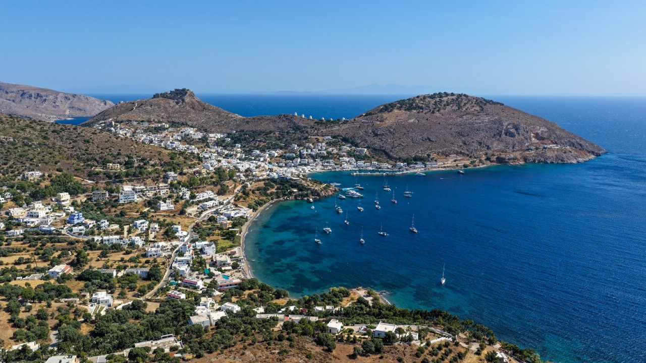 Happy Traveller &sigma;&tau;&eta; &Lambda;έ&rho;&omicron;: Έ&nu;&alpha; &mu;&omicron;&nu;&alpha;&delta;&iota;&kappa;ό &tau;&alpha;&xi;ί&delta;&iota; &alpha;&upsilon;&tau;ό &tau;&omicron; &sigma;&alpha;&beta;&beta;&alpha;&tau;&omicron;&kappa;ύ&rho;&iota;&alpha;&kappa;&omicron;, &sigma;&tau;&iota;&sigmaf; &omicron;&theta;ό&nu;&epsilon;&sigmaf; &mu;&alpha;&sigmaf;- &Delta;&epsilon;ί&tau;&epsilon; &tau;&omicron; &tau;&rho;έ&iota;&lambda;&epsilon;&rho;