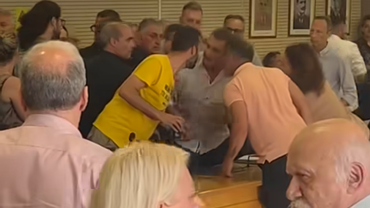 Αντίπαλες παρατάξεις πιάστηκαν στα χέρια στο Δημοτικό Συμβού