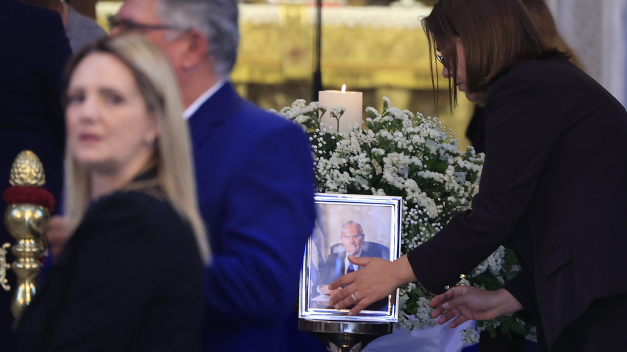 Στην Κόρινθο το τελευταίο «αντίο» στον Νίκο Ταγαρά - Δείτε εικόνες