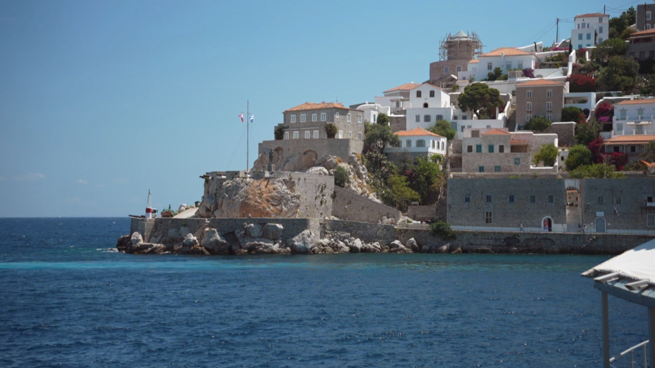 Ό&pi;&omicron;&upsilon; &Upsilon;&pi;ά&rho;&chi;&epsilon;&iota; &Epsilon;&lambda;&lambda;ά&delta;&alpha;: &Rho;&epsilon;&pi;&omicron;&rho;&tau;ά&zeta; &alpha;&pi;ό &Sigma;&alpha;&lambda;&alpha;&mu;ί&nu;&alpha; &kappa;&alpha;&iota; Ύ&delta;&rho;&alpha; - &Delta;&epsilon;ί&tau;&epsilon; &tau;&omicron; trailer