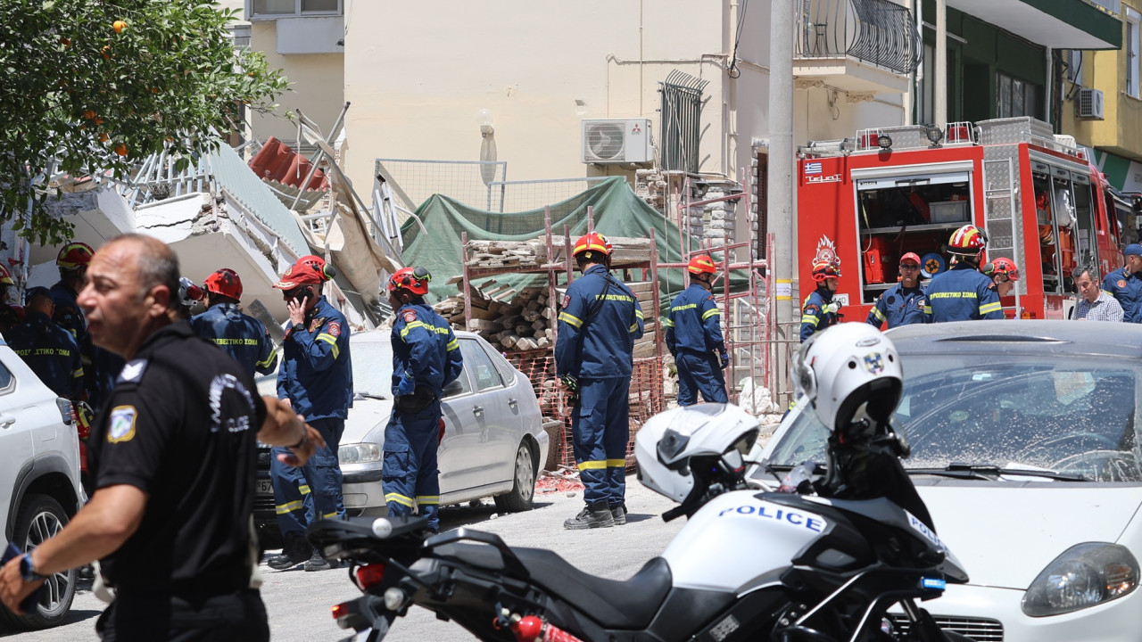 ΣΥΓΚΛΟΝΙΣΤΙΚΕΣ ΦΩΤΟΓΡΑΦΙΕΣ ΚΑΙ ΒΙΝΤΕΟ ΑΠΟ ΤΗΝ ΚΑΤΑΡΡΕΥΣΗ ΤΗΣ ΠΟΛΥΚΑΤΟΙΚΙΑΣ ΣΤΑ ΠΕΤΡΑΛΩΝΑ