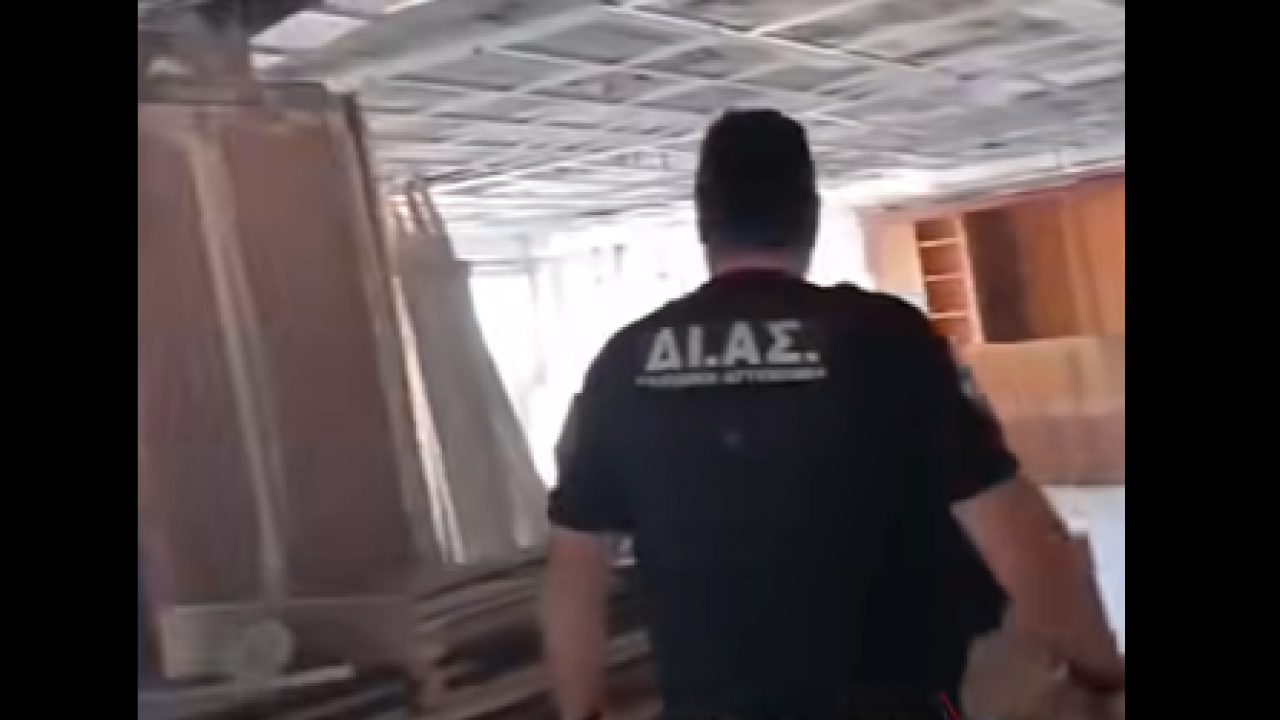 Συγκλονιστικό Βίντεο: Η στιγμή που αστυνομικοί σώζουν άνδρα 