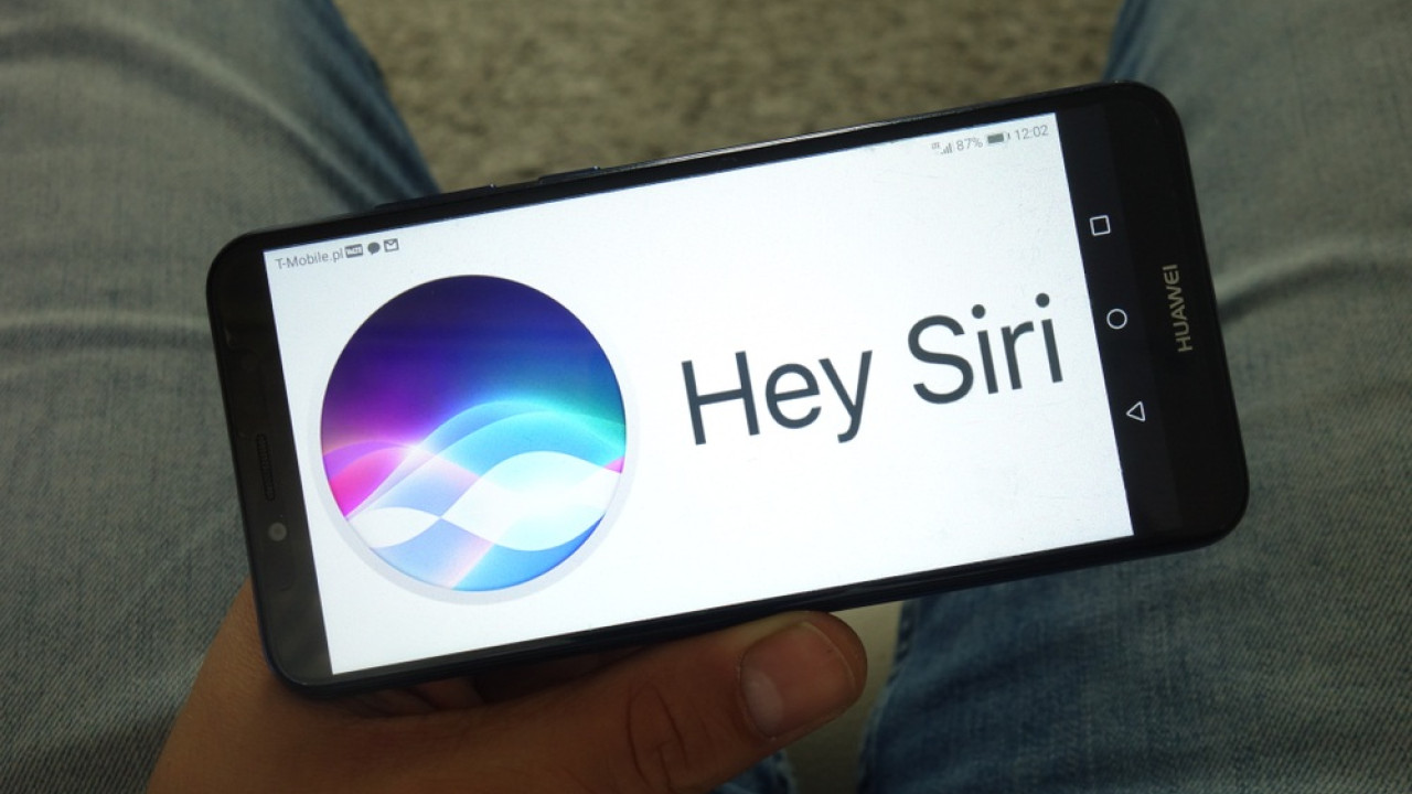 Η Apple στράφηκε στην Google για να ξαναβάλει τη Siri στο πα
