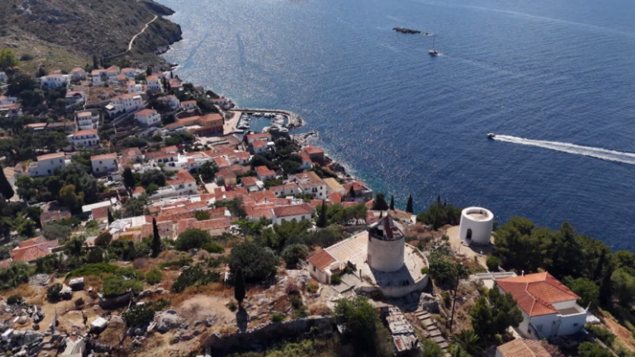 Η σπάνια τέχνη του βοτσαλωτού: Ένας Σπετσιώτης που κρατά ζων