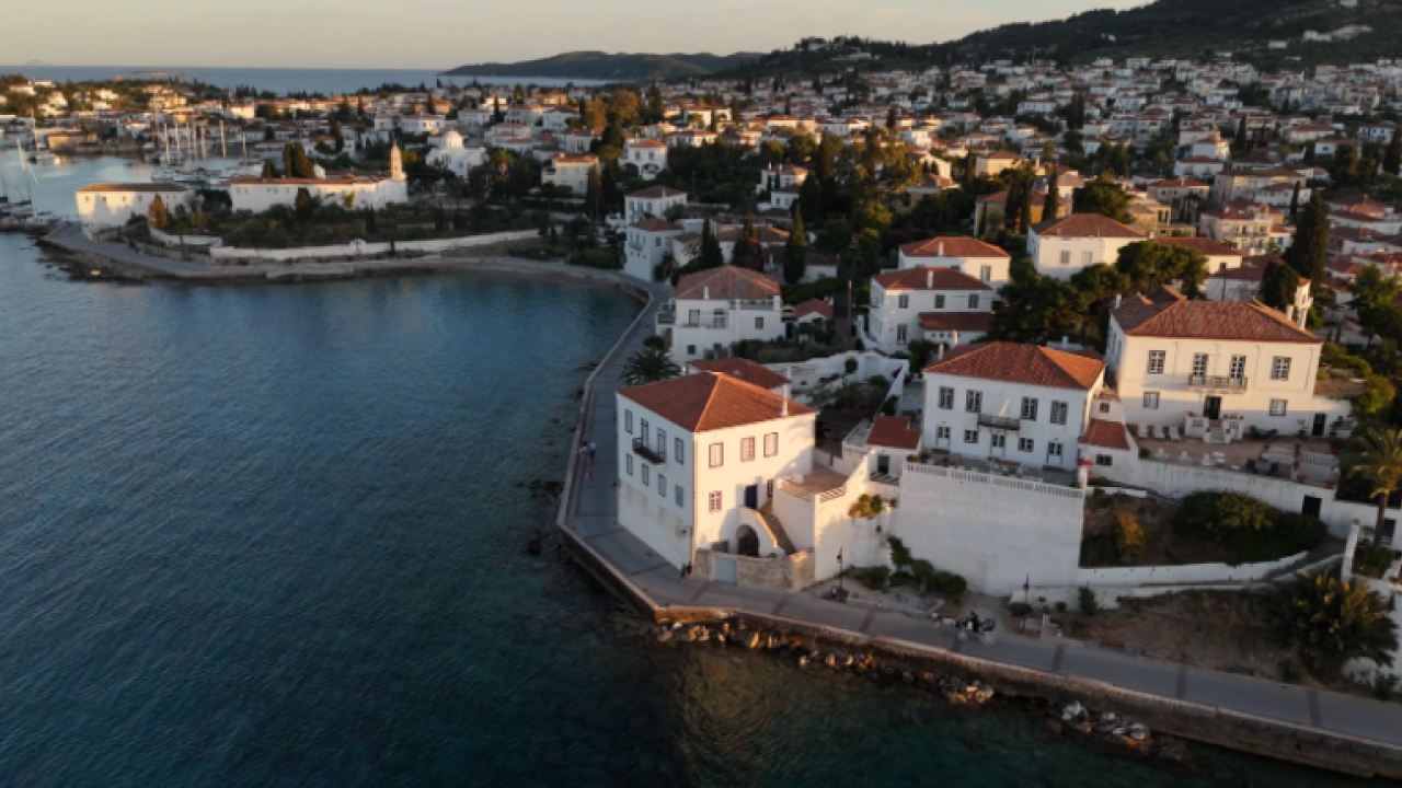 Σπέτσες:  Το νησί χωρίς αυτοκίνητα