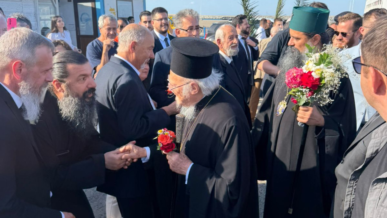 Με λουλούδια και μπάντα υποδέχθηκαν τον Οικουμενικό Πατριάρχ