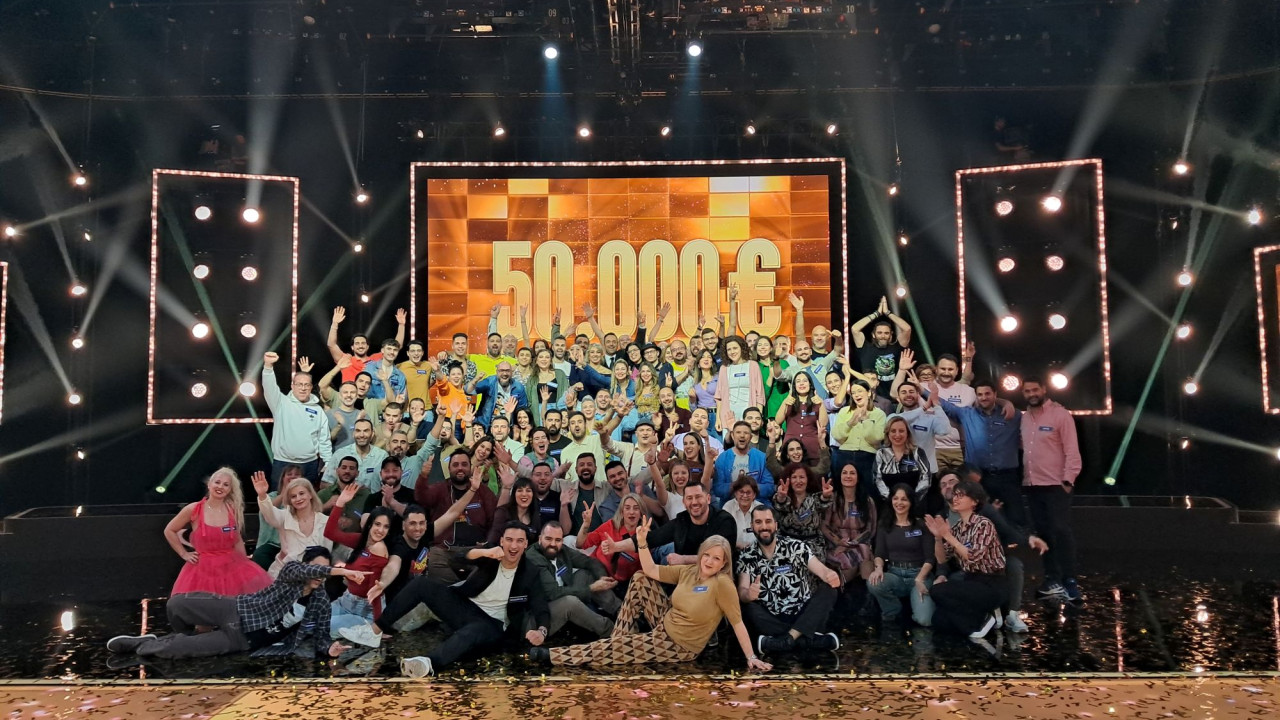 &Eta; &mu;&epsilon;&gamma;ά&lambda;&eta; &nu;&iota;&kappa;ή&tau;&rho;&iota;&alpha; &tau;&omicron;&upsilon; &laquo;The Floor&raquo; &mu;&omicron;&iota;&rho;ά&zeta;&epsilon;&tau;&alpha;&iota; &tau;&alpha; &pi;&rho;ώ&tau;&alpha; &sigma;&upsilon;&nu;&alpha;&iota;&sigma;&theta;ή&mu;&alpha;&tau;ά &tau;&eta;&sigmaf;
