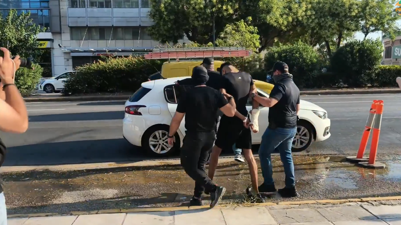 Δολοφονία Σταύρου Γεωργίου: Στην Ευελπίδων οδηγείται ο 28χρονος κατηγορούμενος – Δείτε βίντεο Δολοφονία Σταύρου Γεωργίου: Στην Ευελπίδων οδηγείται ο 28χρονος κατηγορούμενος – Δείτε βίντεο