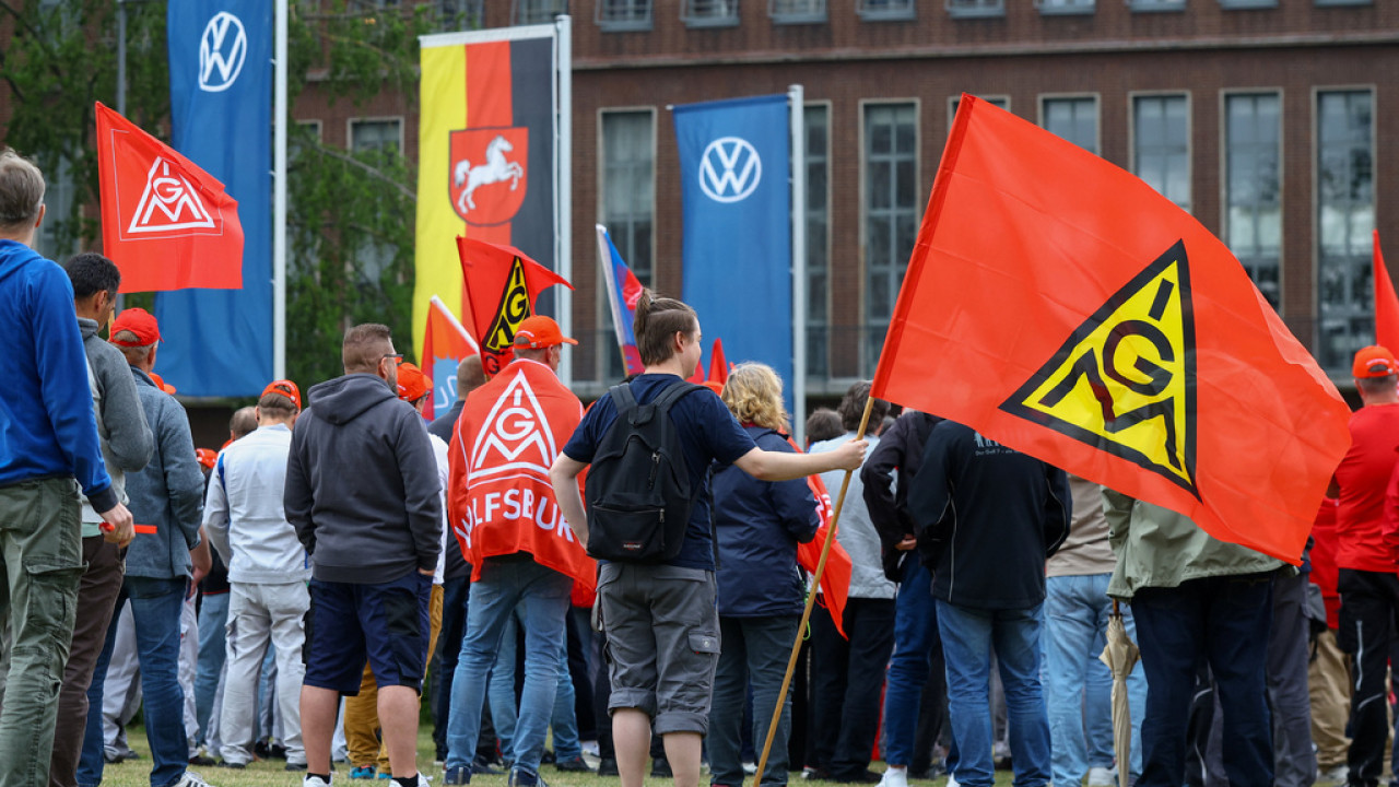 Volkswagen: &laquo;Ά&mu;&epsilon;&sigma;&epsilon;&sigmaf; &epsilon;&xi;&eta;&gamma;ή&sigma;&epsilon;&iota;&sigmaf;&raquo; &zeta;&eta;&tau;&omicron;ύ&nu; &omicron;&iota; &epsilon;&rho;&gamma;&alpha;&zeta;ό&mu;&epsilon;&nu;&omicron;&iota; &gamma;&iota;&alpha; &tau;&omicron; &pi;&rho;ό&gamma;&rho;&alpha;&mu;&mu;&alpha; &epsilon;&xi;&upsilon;&gamma;ί&alpha;&nu;&sigma;&eta;&sigmaf; &kappa;&alpha;&iota; &pi;&epsilon;&rho;&iota;&kappa;&omicron;&pi;ώ&nu;