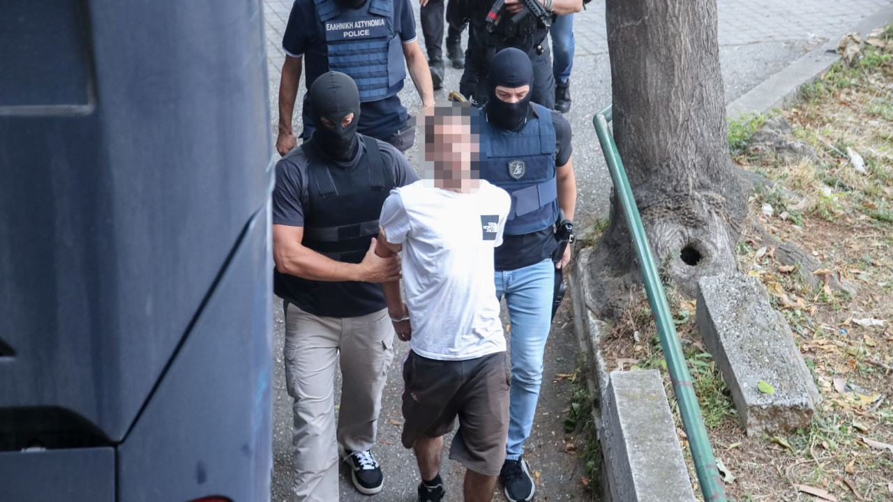Δολοφονική επίθεση στο σπίτι της οικογένειας Νέστορα – Ενώπιον της ανακρίτριας ο 25χρονος Δολοφονική επίθεση στο σπίτι της οικογένειας Νέστορα – Ενώπιον της ανακρίτριας ο 25χρονος