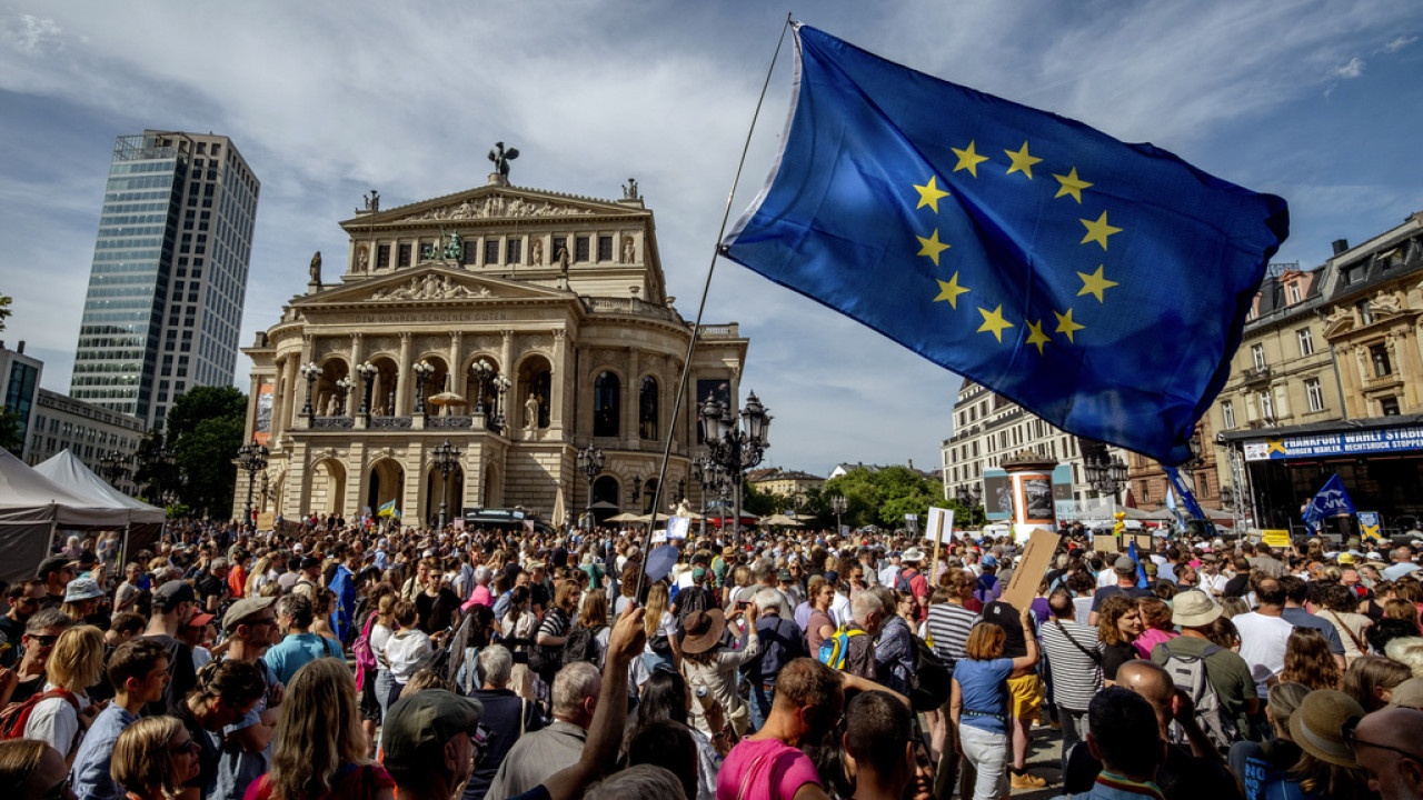&Omicron; &pi;&lambda;&eta;&theta;&upsilon;&sigma;&mu;ό&sigmaf; &tau;&eta;&sigmaf; &Epsilon;&upsilon;&rho;&omega;&pi;&alpha;ϊ&kappa;ή&sigmaf; Έ&nu;&omega;&sigma;&eta;&sigmaf; &pi;&lambda;&eta;&sigma;&iota;ά&zeta;&epsilon;&iota; &sigma;&tau;&eta;&nu; &iota;&sigma;&tau;&omicron;&rho;&iota;&kappa;ή &tau;&omicron;&upsilon; &kappa;&omicron;&rho;ύ&phi;&omega;&sigma;&eta;, &pi;&rho;&iota;&nu; &alpha;&rho;&chi;ί&sigma;&epsilon;&iota; &alpha;&rho;&gamma;ά &alpha;&lambda;&lambda;ά &sigma;&tau;&alpha;&theta;&epsilon;&rho;ά &nu;&alpha; &phi;&theta;ί&nu;&epsilon;&iota;