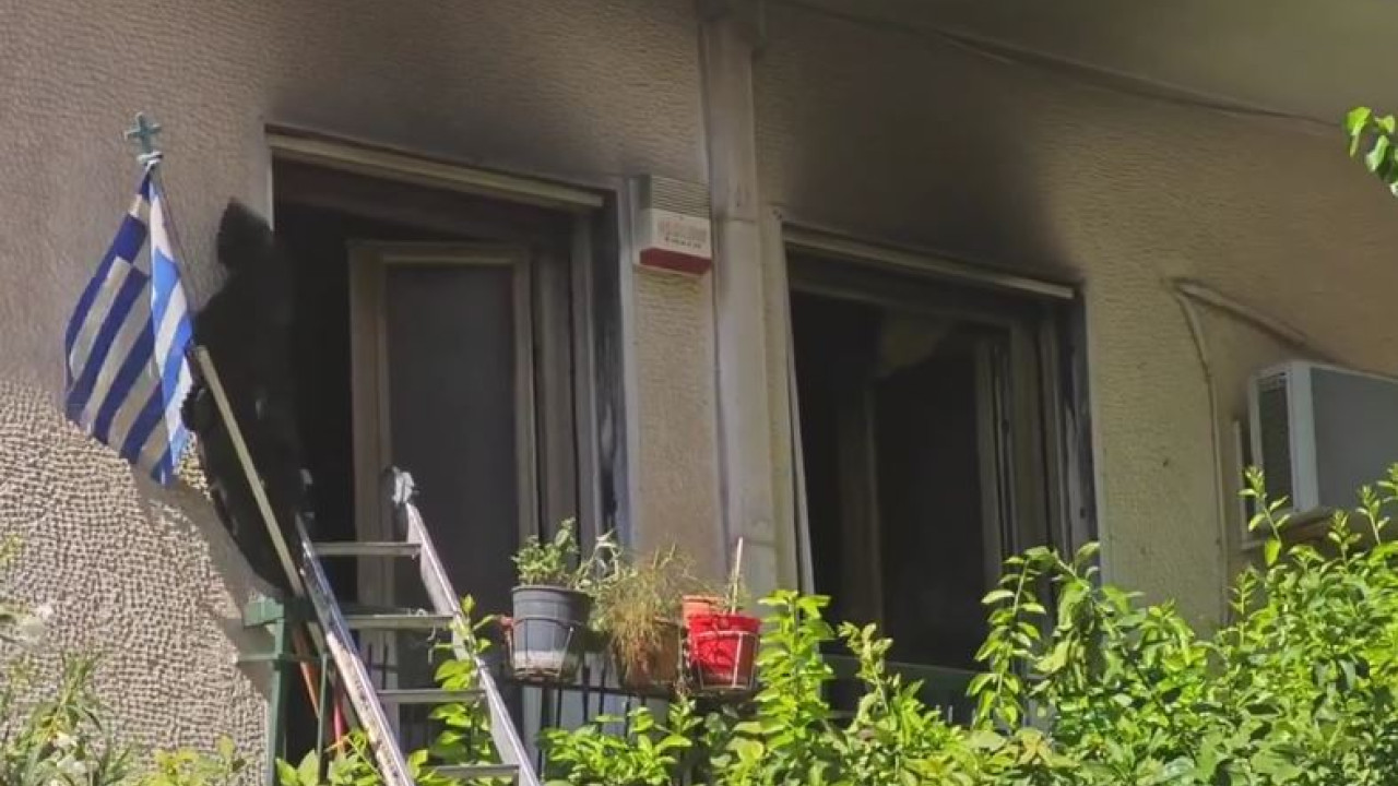 ΤΡΑΓΩΔΙΑ ΑΠΟ ΦΩΤΙΑ ΣΕ ΔΙΑΜΕΡΙΣΜΑ ΣΤΑ ΠΑΤΗΣΙΑ - ΜΙΑ ΝΕΚΡΗ ΚΑΙ ΕΝΑΣ ΑΝΔΡΑΣ ΜΕ ΕΓΚΑΥΜΑΤΑ