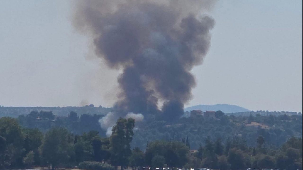 ΠΥΡΚΑΓΙΑ ΣΤΟ ΧΑΛΚΟΥΤΣΙ ΩΡΩΠΟΥ ΚΟΝΤΑ ΣΕ ΣΠΙΤΙΑ - ΣΤΗΝ ΚΑΤΑΣΒΕΣΗ ΚΑΙ ΕΝΑΕΡΙΑ ΜΕΣΑ - ΜΗΝΥΜΑ 112 ΓΙΑ ΕΤΟΙΜΟΤΗΤΑ