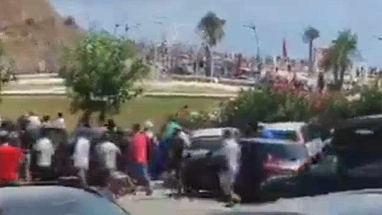 ΧΙΛΙΑΔΕΣ ΜΕΤΑΝΑΣΤΕΣ ΠΕΡΑΣΑΝ ΣΤΗ ΘΕΟΥΤΑ ΑΠΟ ΤΟ ΜΑΡΟΚΟ - «ΖΗΤΩ Η ΙΣΠΑΝΙΑ» ΦΩΝΑΖΑΝ (ΔΕΙΤΕ ΒΙΝΤΕΟ)
