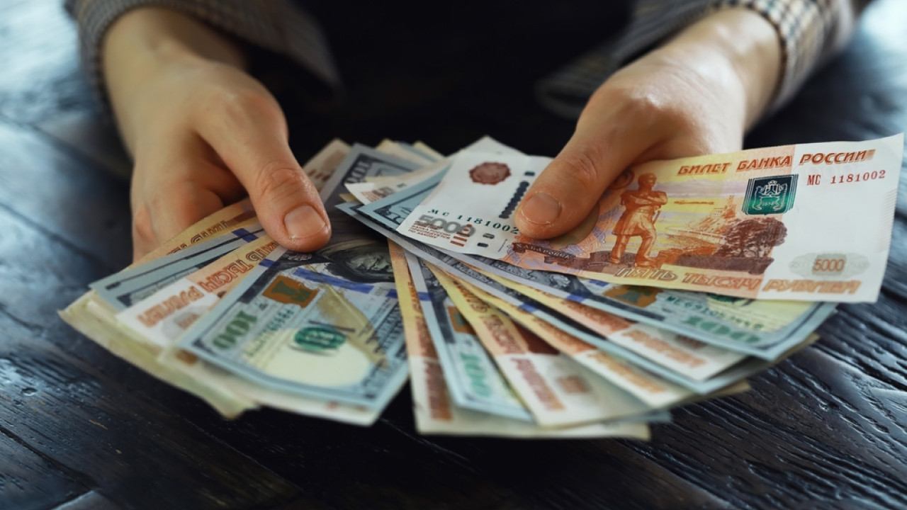 ΟΙ ΡΩΣΟΙ ΕΠΙΣΤΡΕΦΟΥΝ ΣΤΑ ΜΕΤΡΗΤΑ ΚΑΙ ΣΤΑ ΛΕΦΤΑ ΚΑΤΩ ΑΠΟ ΤΟ ΣΤΡΩΜΑ