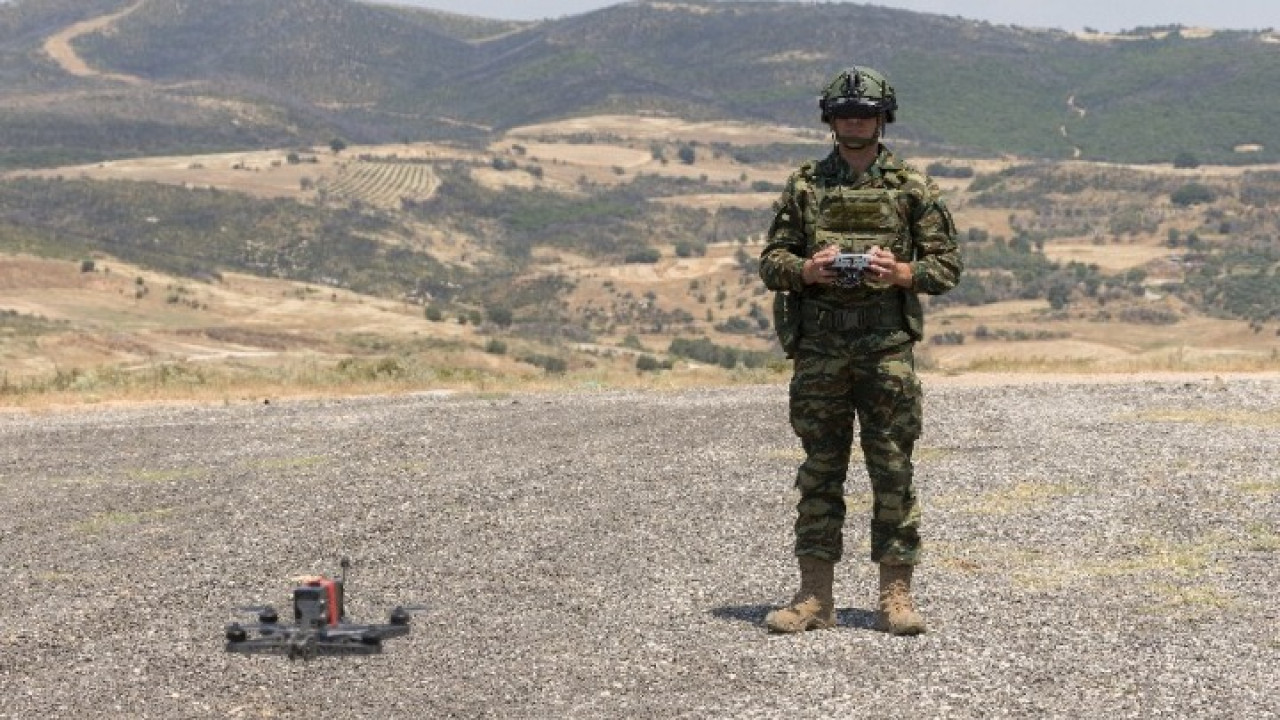 Πώς εκπαιδεύεται η νέα γενιά χειριστών drones του Ελληνικού Στρατού – Δείτε βίντεο Πώς εκπαιδεύεται η νέα γενιά χειριστών drones του Ελληνικού Στρατού – Δείτε βίντεο