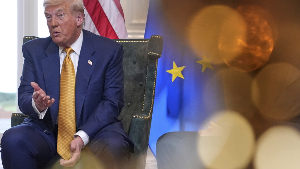 &laquo;&Delta;&epsilon;&nu; &epsilon;ί&mu;&alpha;&sigma;&tau;&epsilon; &omicron; &kappa;&omicron;&upsilon;&mu;&pi;&alpha;&rho;ά&sigmaf; &tau;&eta;&sigmaf; &Epsilon;&upsilon;&rho;ώ&pi;&eta;&sigmaf;&raquo;: &Omicron;&rho;&gamma;ή &Tau;&rho;&alpha;&mu;&pi; &kappa;&alpha;&tau;ά &Epsilon;&Epsilon; &gamma;&iota;&alpha; &tau;&alpha; &pi;&rho;ό&sigma;&tau;&iota;&mu;&alpha; &sigma;&epsilon; &alpha;&mu;&epsilon;&rho;&iota;&kappa;&alpha;&nu;&iota;&kappa;έ&sigmaf; &epsilon;&tau;&alpha;&iota;&rho;&epsilon;ί&epsilon;&sigmaf;, &pi;&rho;&omicron;&alpha;&nu;&alpha;&gamma;&gamma;έ&lambda;&lambda;&epsilon;&iota; &alpha;&pi;ά&nu;&tau;&eta;&sigma;&eta;