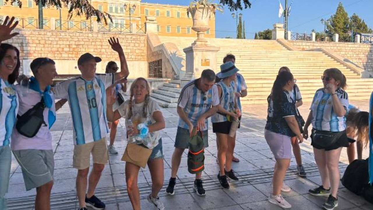 Τρέλα για το Μουντιάλ και στην Αθήνα: Δεκάδες Ισπανοί και Αργεντίνοι στους δρόμους Τρέλα για το Μουντιάλ και στην Αθήνα: Δεκάδες Ισπανοί και Αργεντίνοι στους δρόμους