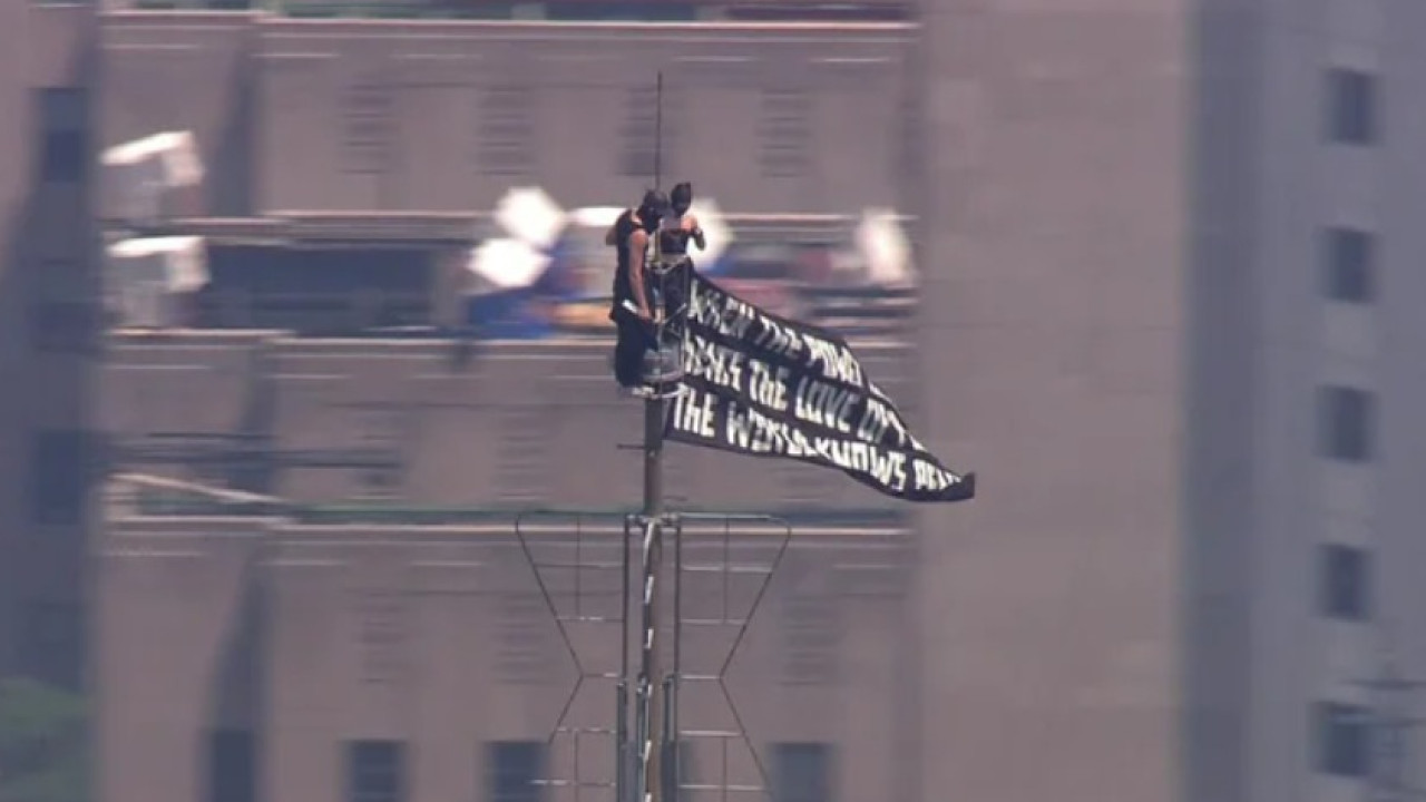 &Sigma;&kappa;&alpha;&rho;&phi;ά&lambda;&omega;&sigma;&alpha;&nu; &sigma;&tau;&eta;&nu; &kappa;&omicron;&rho;&upsilon;&phi;ή &tau;&omicron;&upsilon; Empire State Building &kappa;&alpha;&iota; &xi;&epsilon;&delta;ί&pi;&lambda;&omega;&sigma;&alpha;&nu; &pi;&alpha;&nu;ό... &gamma;&iota;&alpha; &tau;&eta;&nu; &alpha;&gamma;ά&pi;&eta; - &Delta;&epsilon;ί&tau;&epsilon; &beta;ί&nu;&tau;&epsilon;&omicron;