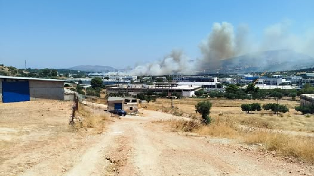 Φωτιά σε περιοχή στο Κορωπί