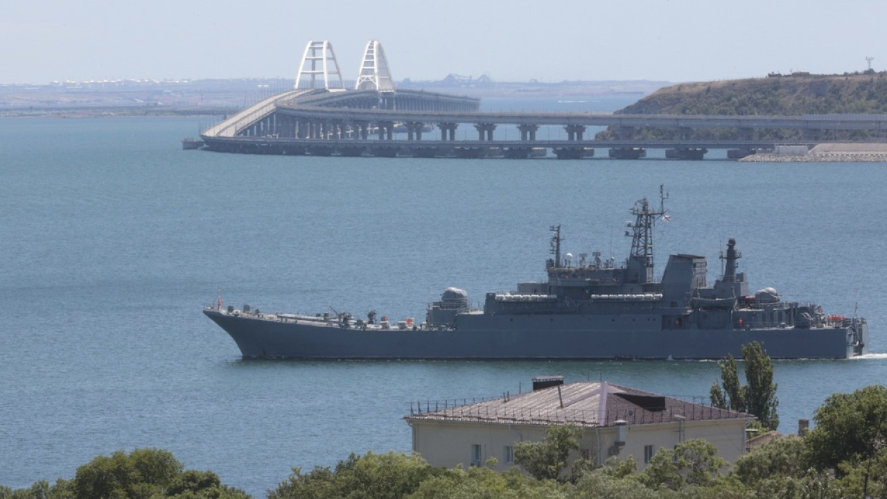 &Eta; &Rho;&omega;&sigma;ί&alpha; &lambda;έ&epsilon;&iota; ό&tau;&iota; έ&pi;&lambda;&eta;&xi;&epsilon; &alpha;&kappa;ό&mu;&eta; &delta;ύ&omicron; &phi;&omicron;&rho;&tau;&eta;&gamma;ά &pi;&lambda;&omicron;ί&alpha; &kappa;&alpha;&iota; &omicron;&upsilon;&kappa;&rho;&alpha;&nu;&iota;&kappa;ό &lambda;&iota;&mu;ά&nu;&iota; - 2 &nu;&epsilon;&kappa;&rho;&omicron;ί &sigma;&tau;&eta;&nu; &Kappa;&rho;&iota;&mu;&alpha;ί&alpha;