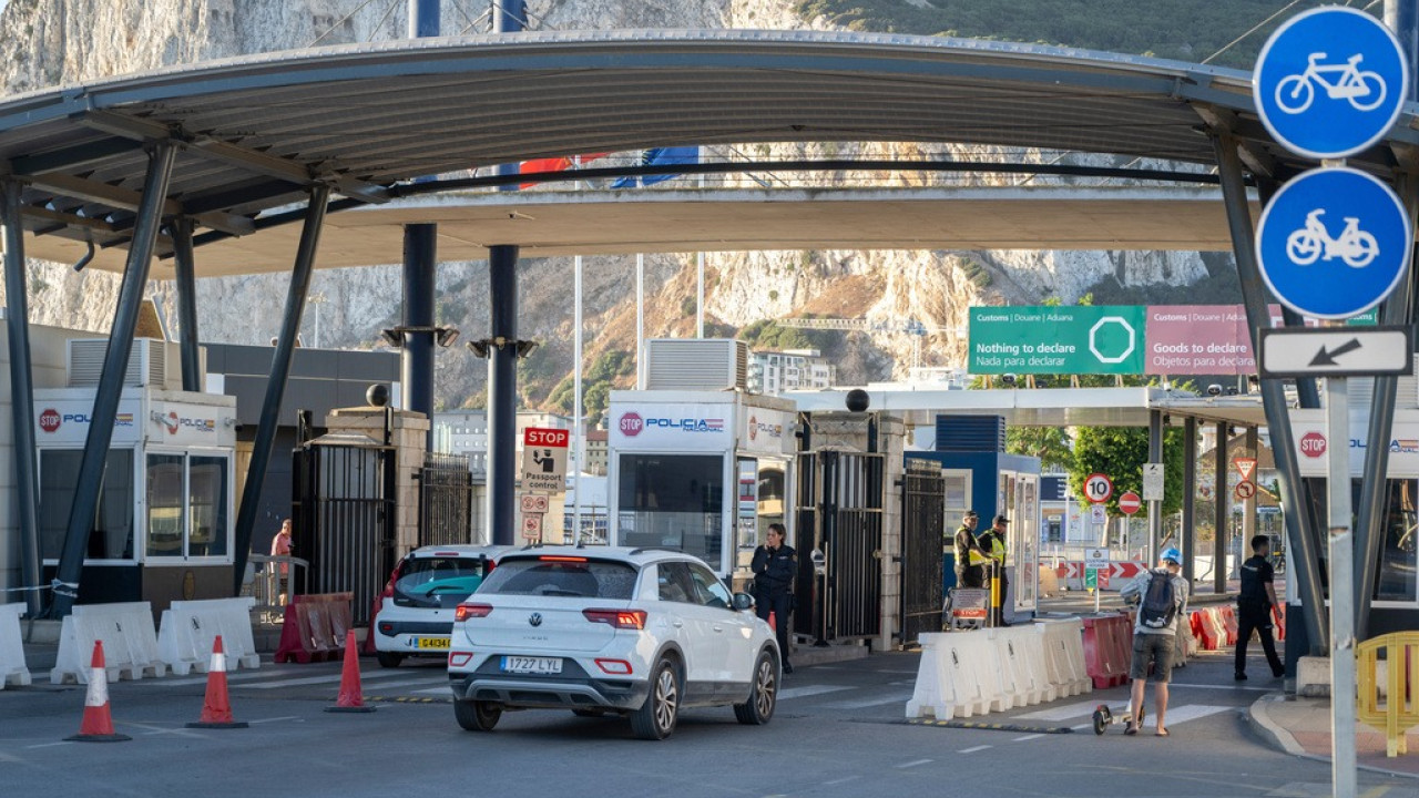 ΙΣΠΑΝΙΑ: ΠΡΩΤΗ ΜΕΡΑ ΔΙΑΣΥΝΟΡΙΑΚΩΝ ΕΛΕΓΧΩΝ ΤΑΞΙΔΙΩΤΩΝ ΑΠΟ ΙΤΑΛΙΑ - «ΑΠΑΡΑΔΕΚΤΟ», ΛΕΕΙ Η ΡΩΜΗ - ΔΕΙΤΕ ΒΙΝΤΕΟ