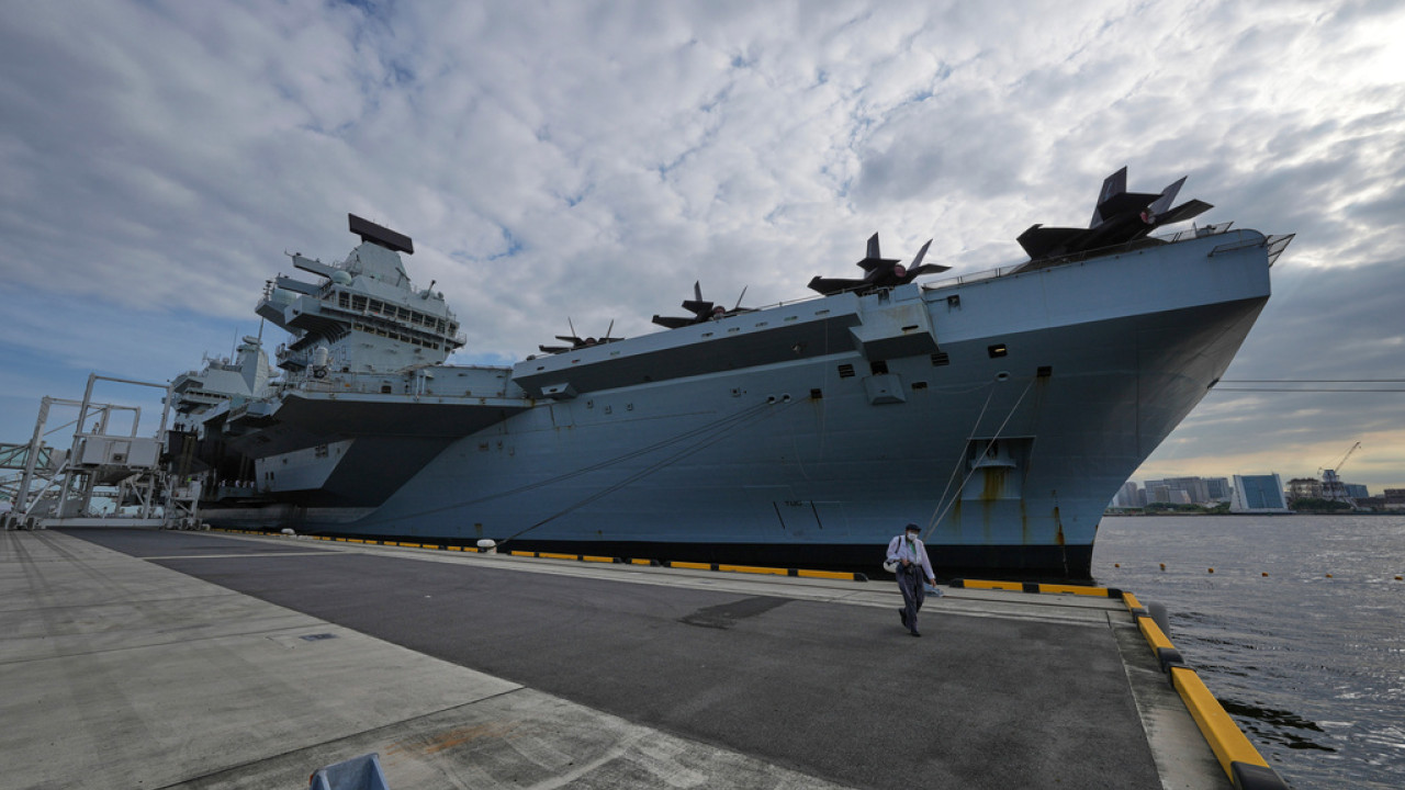 ΒΡΕΤΑΝΙΑ: ΤΟ REFORM UK ΘΕΛΕΙ ΝΑ ΑΝΑΠΤΥΞΕΙ ΤΟ ΒΑΣΙΛΙΚΟ ΠΟΛΕΜΙΚΟ ΝΑΥΤΙΚΟ ΚΑΤΑ ΤΩΝ ΜΕΤΑΝΑΣΤΩΝ ΣΤΗ ΜΑΓΧΗ