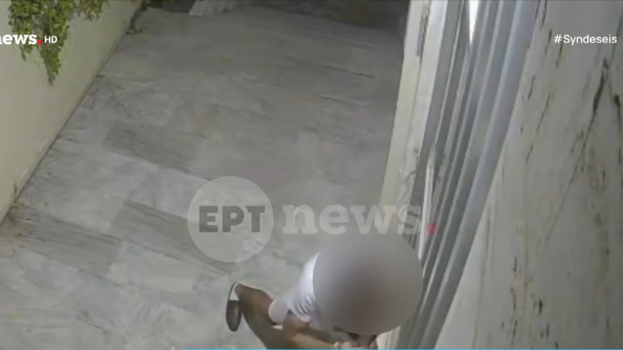 Άνω Γλυφάδα: Διαρρήκτης παραβιάζει πόρτα πολυκατοικίας με κατσαβίδι μέσα σε λίγα λεπτά Άνω Γλυφάδα: Διαρρήκτης παραβιάζει πόρτα πολυκατοικίας με κατσαβίδι μέσα σε λίγα λεπτά