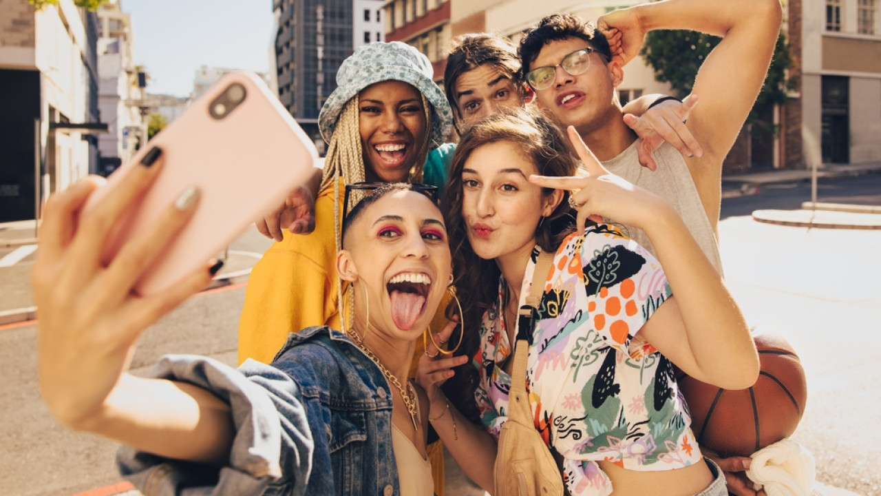 Bank of America: &Eta; Gen Z &alpha;&pi;&omicron;&tau;&alpha;&mu;&iota;&epsilon;ύ&epsilon;&iota; &lambda;&iota;&gamma;ό&tau;&epsilon;&rho;&omicron; &alpha;&pi;ό &kappa;ά&theta;&epsilon; ά&lambda;&lambda;&eta; &gamma;&epsilon;&nu;&iota;ά, &alpha;&lambda;&lambda;ά &sigma;&upsilon;&nu;&epsilon;&chi;ί&zeta;&epsilon;&iota; &nu;&alpha; &xi;&omicron;&delta;&epsilon;ύ&epsilon;&iota;