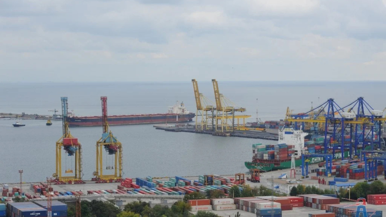 ΡΩΣΙΑ: ΧΤΥΠΗΣΕ ΔΥΟ ΠΛΟΙΑ ΜΕ ΠΥΡΟΜΑΧΙΚΑ ΚΑΙ ΣΤΡΑΤΙΩΤΙΚΟ ΕΞΟΠΛΙΣΜΟ ΣΤΟ ΤΣΟΡΝΟΜΟΡΣΚ