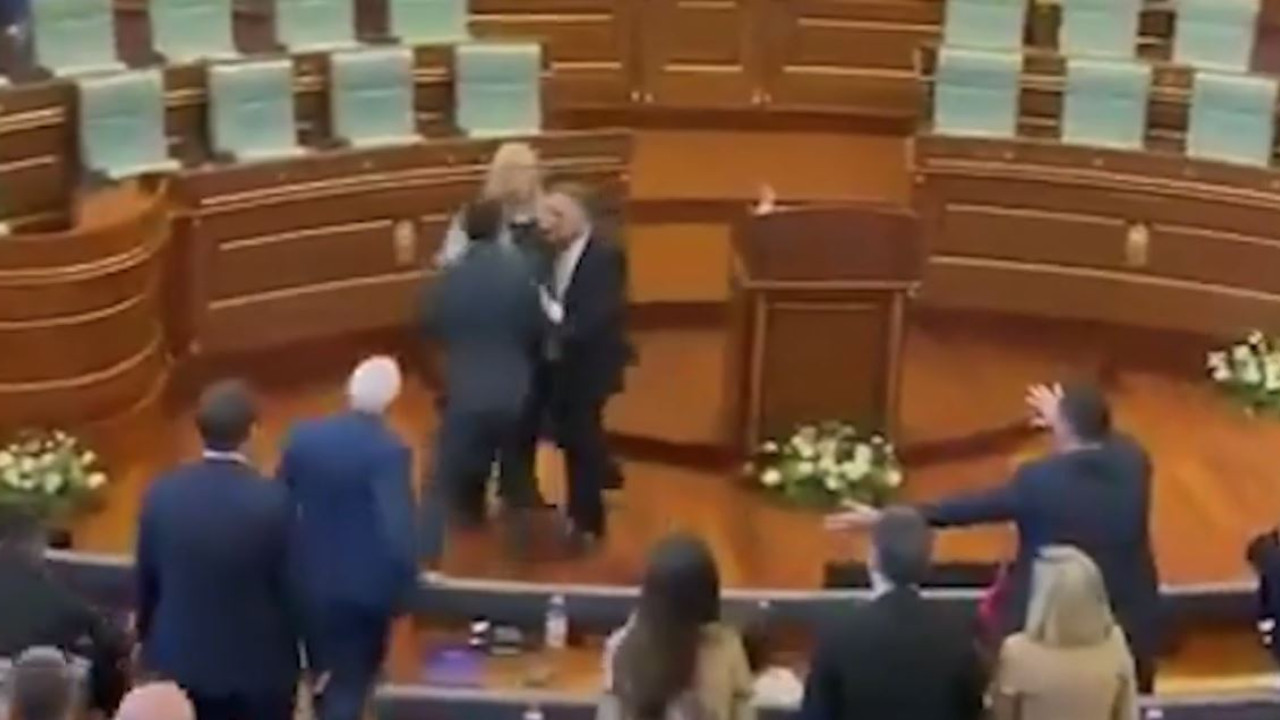 ΧΑΜΟΣ ΣΤΟ ΚΟΣΟΒΟ: ΕΠΙΘΕΣΗ ΜΕ ΑΥΓΑ ΣΤΟΝ ΑΝΑΠΛΗΡΩΤΗ ΠΡΩΘΥΠΟΥΡΓΟ ΑΛΜΠΙΝ ΚΟΥΡΤΙ ΜΕΣΑ ΣΤΗ ΒΟΥΛΗ - ΔΕΙΤΕ ΒΙΝΤΕΟ