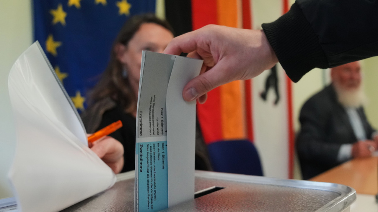 ΠΟΛΙΤΙΚΟΣ ΣΕΙΣΜΟΣ ΣΤΗ ΓΕΡΜΑΝΙΑ: ΠΡΩΤΗ Η AFD ΣΤΟ ΜΕΚΛΕΜΒΟΥΡΓΟ, ΣΥΝΤΡΙΒΗ ΤΗΣ CDU - ΠΡΩΤΗ Η ΑΡΙΣΤΕΡΑ ΣΤΟ ΒΕΡΟΛΙΝΟ