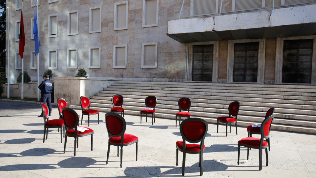 Αλβανία: Ο Ράμα τοποθέτησε καρέκλες με την επιγραφή «ΔΙΑΛΟΓΟΣ», οι φοιτητές τις αναποδογύρισαν - Δείτε βίντεο
