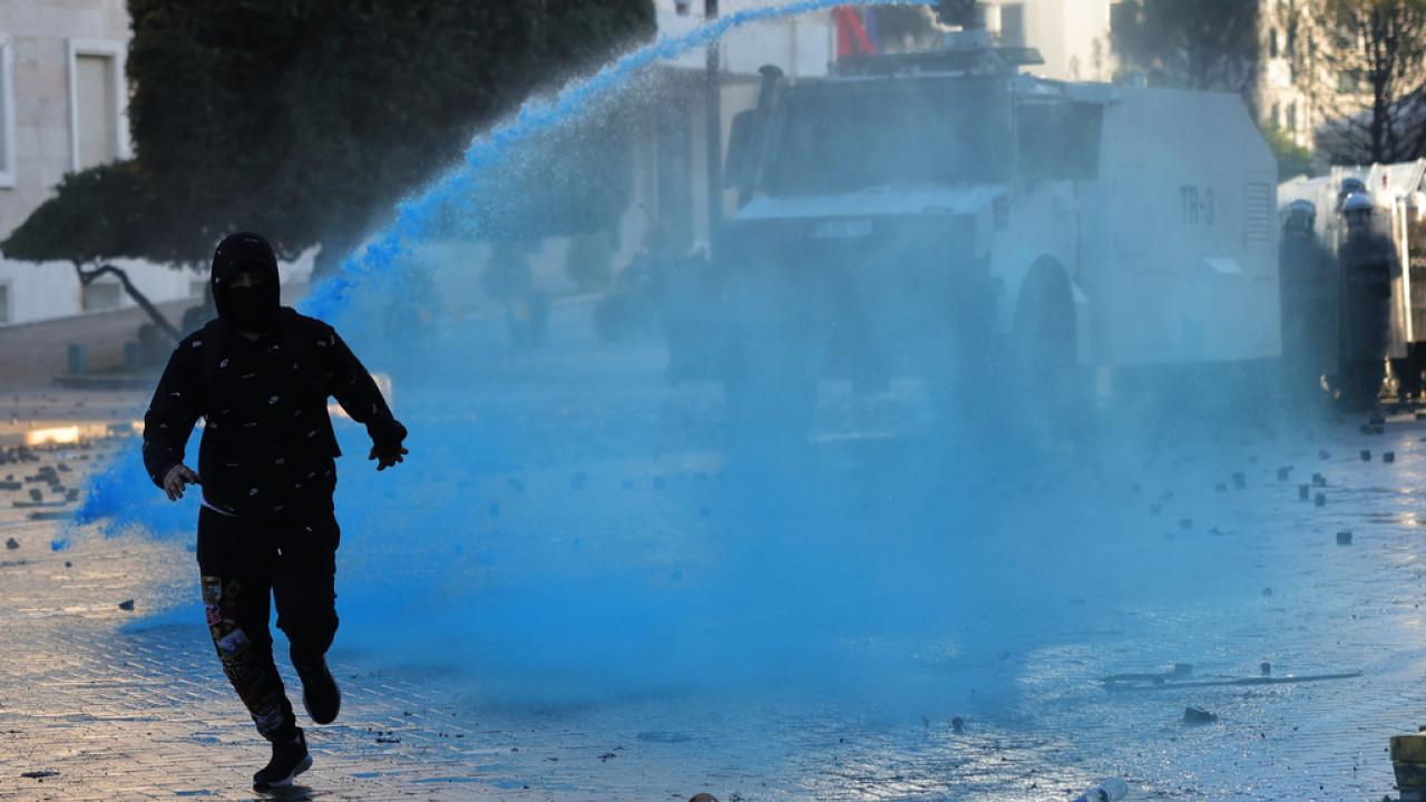 ΑΛΒΑΝΙΑ: ΣΦΟΔΡΕΣ ΣΥΓΚΡΟΥΣΕΙΣ ΜΕΤΑΞΥ ΑΣΤΥΝΟΜΙΑΣ ΚΑΙ ΔΙΑΔΗΛΩΤΩΝ ΤΗΝ ΠΕΜΠΤΗ ΗΜΕΡΑ ΤΩΝ ΔΙΑΔΗΛΩΣΕΩΝ