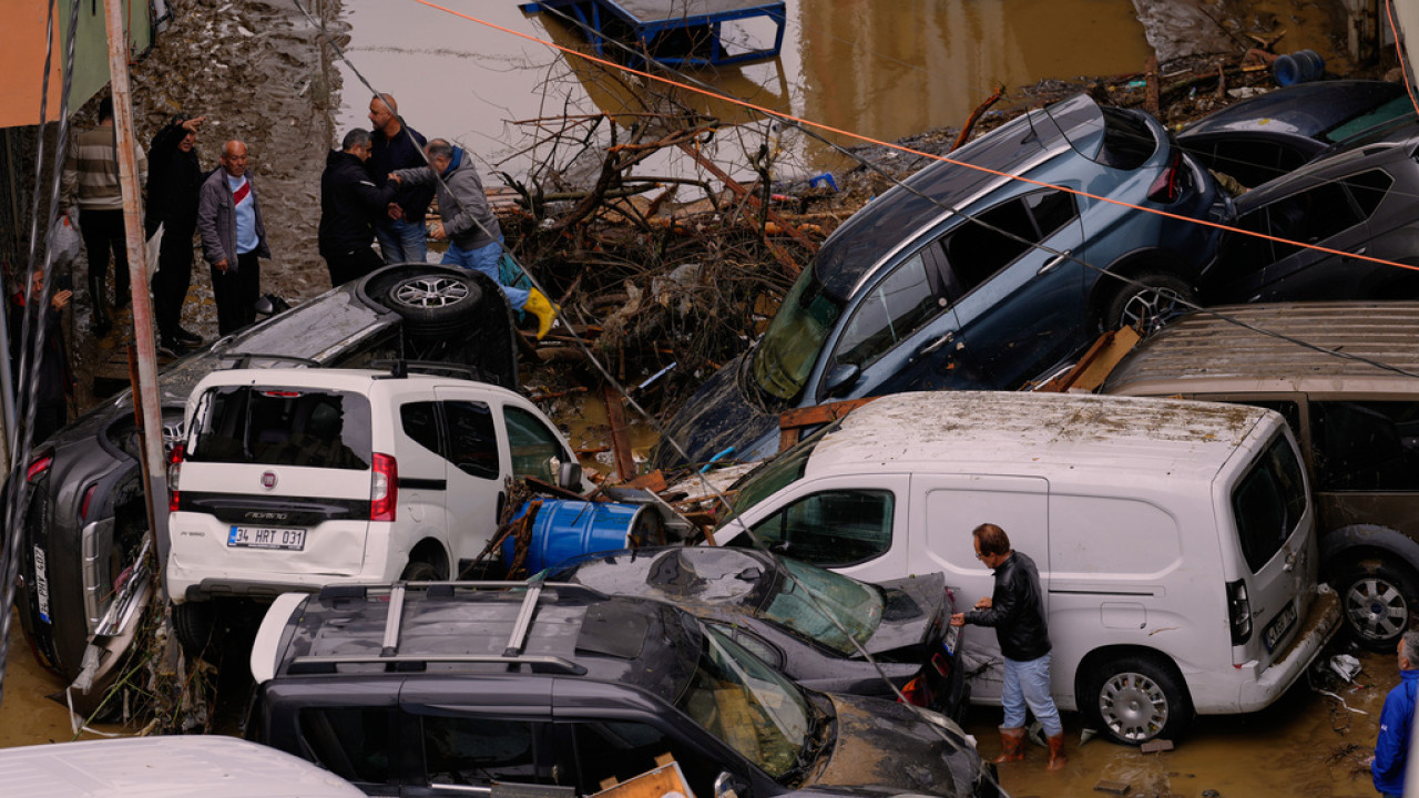 ΤΟΥΡΚΙΑ: 3 ΝΕΚΡΟΙ ΚΑΙ 4 ΑΓΝΟΟΥΜΕΝΟΙ ΑΠΟ ΤΗΝ ΚΑΚΟΚΑΙΡΙΑ ΣΤΗΝ ΚΩΝΣΤΑΝΤΙΝΟΥΠΟΛΗ - ΣΥΓΚΛΟΝΙΖΟΥΝ ΤΑ ΒΙΝΤΕΟ