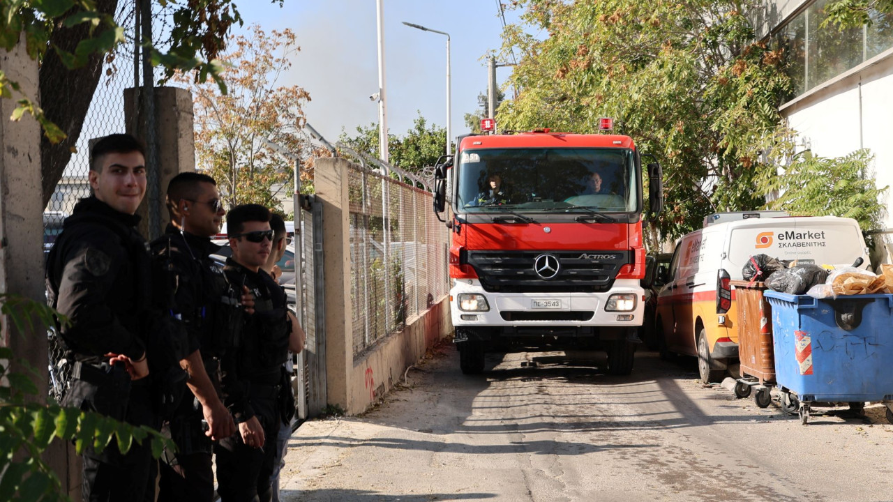 Μαίνεται η φωτιά σε δύο βιοτεχνίες στον Ελαιώνα – Απομακρύνονται όσοι βρίσκονται σε απόσταση 400 μέτρων Μαίνεται η φωτιά σε δύο βιοτεχνίες στον Ελαιώνα – Απομακρύνονται όσοι βρίσκονται σε απόσταση 400 μέτρων